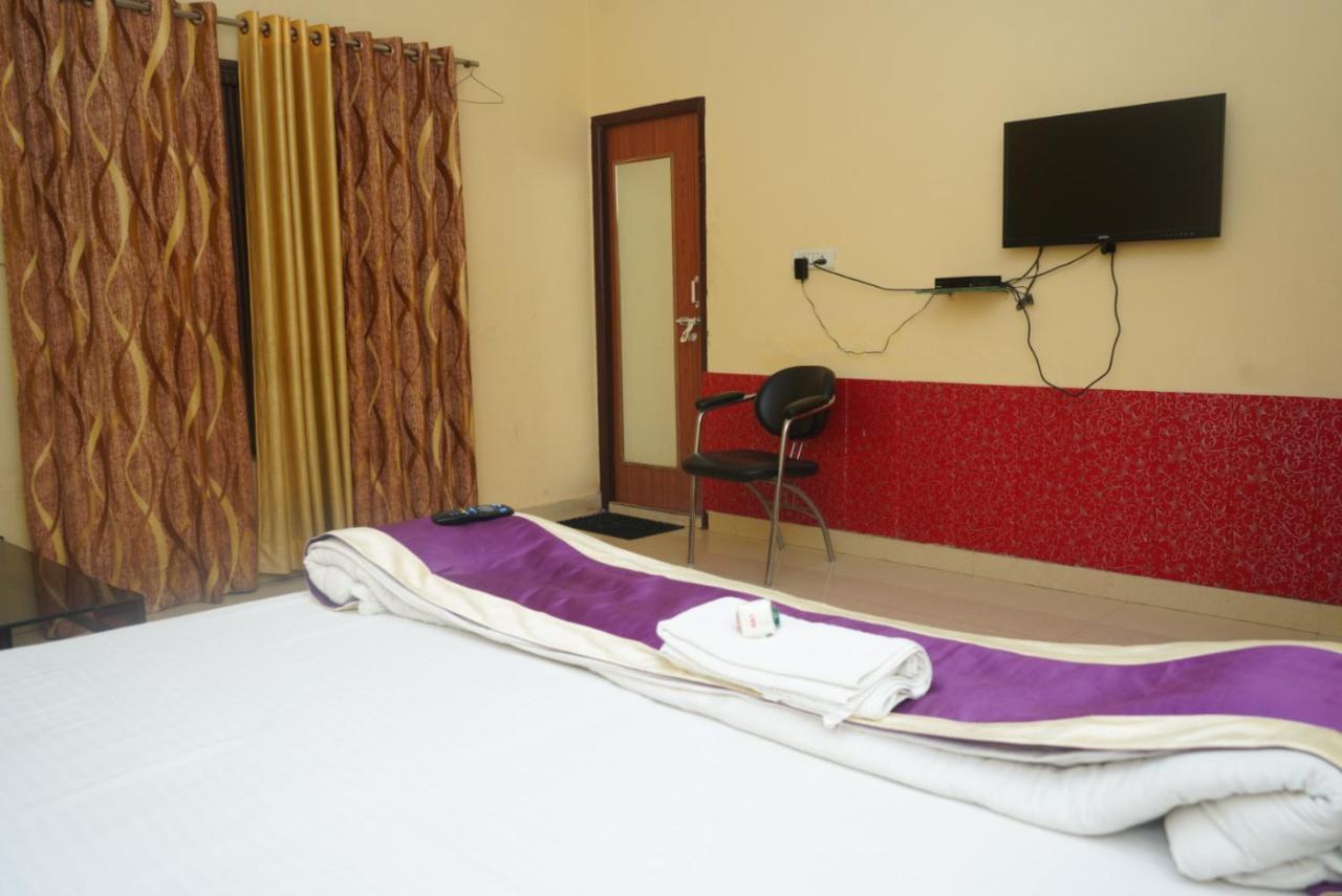 Hotel Nirmal Palace Kanpur Exteriör bild