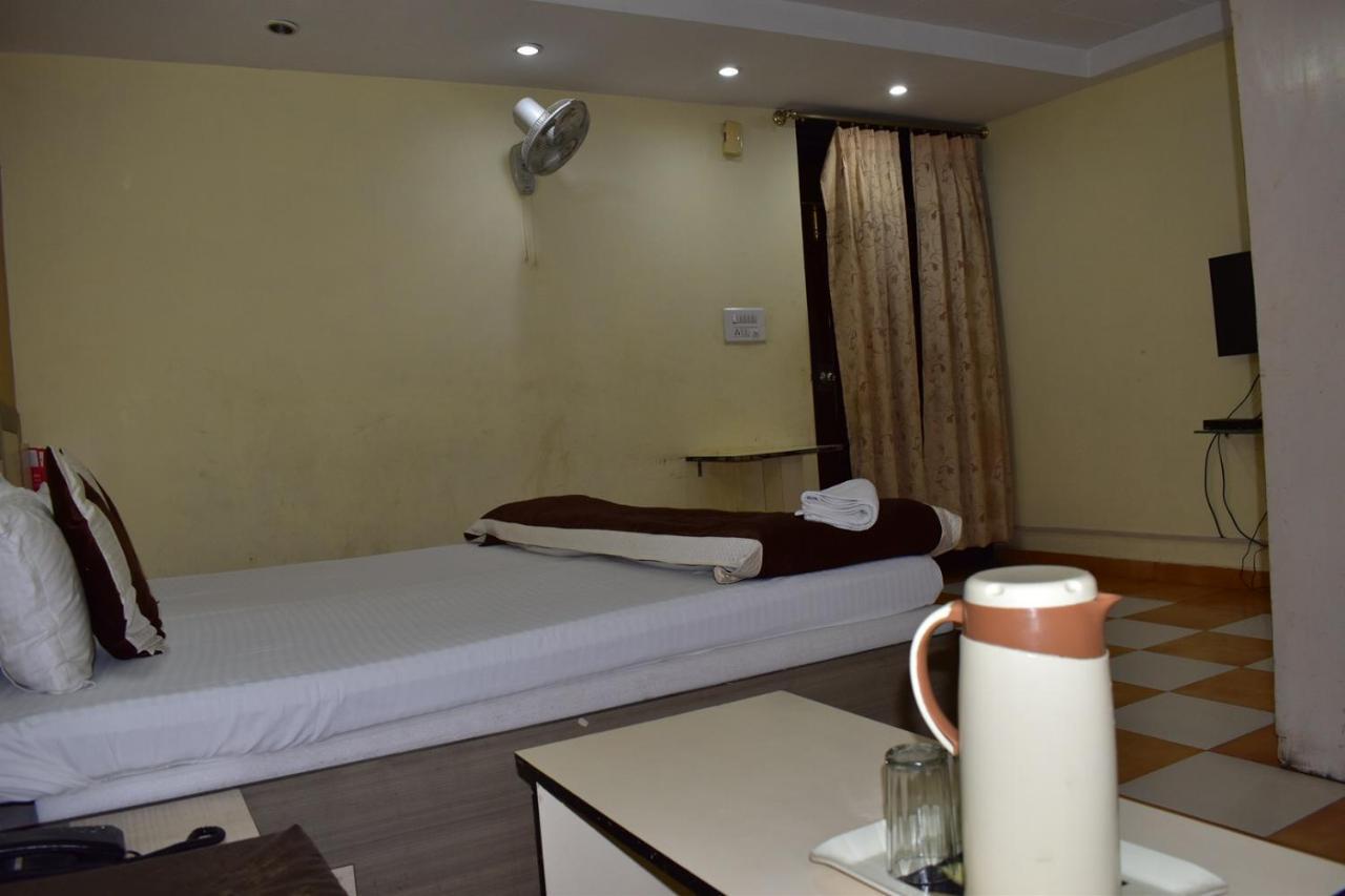 Hotel Nirmal Palace Kanpur Exteriör bild