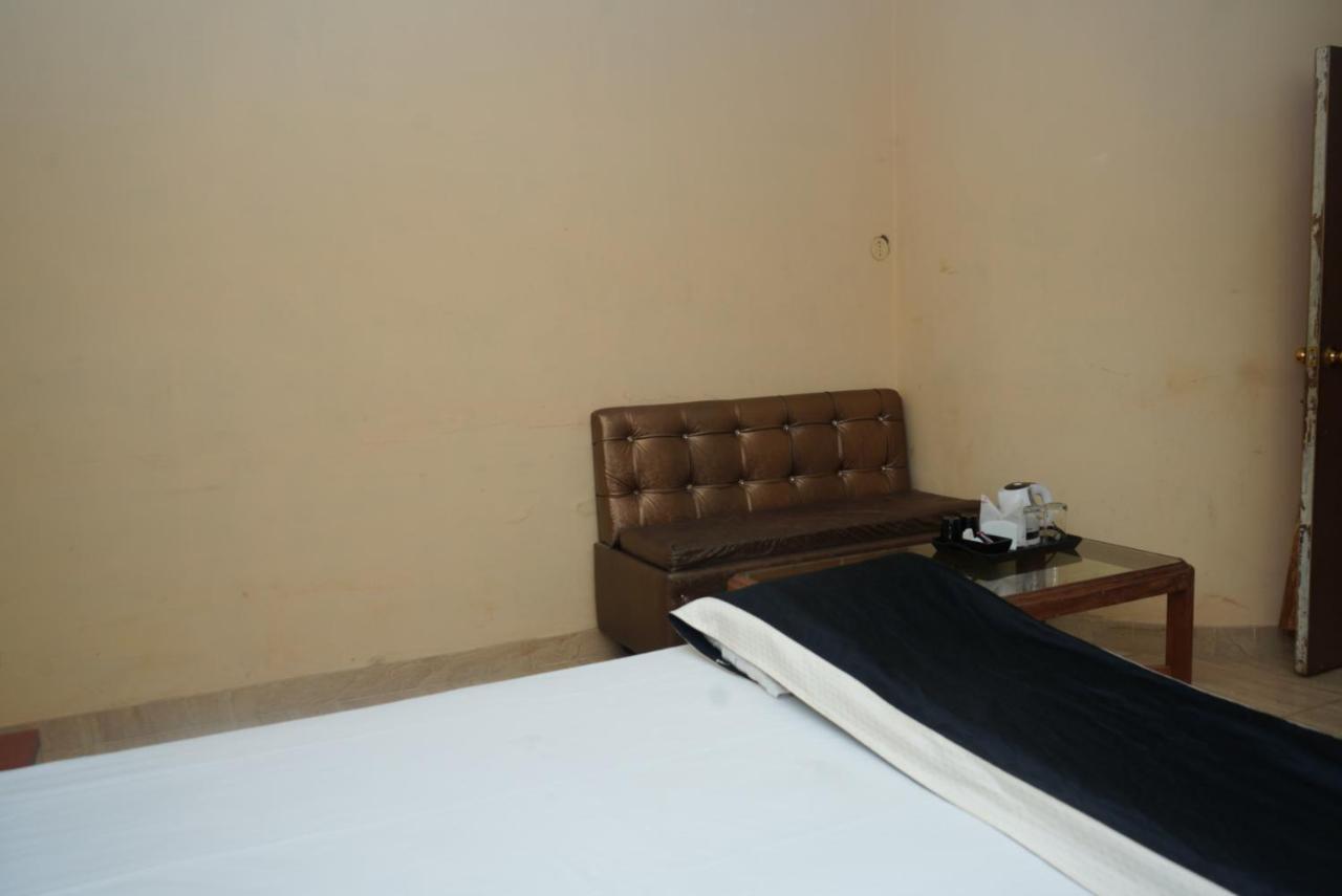 Hotel Nirmal Palace Kanpur Exteriör bild