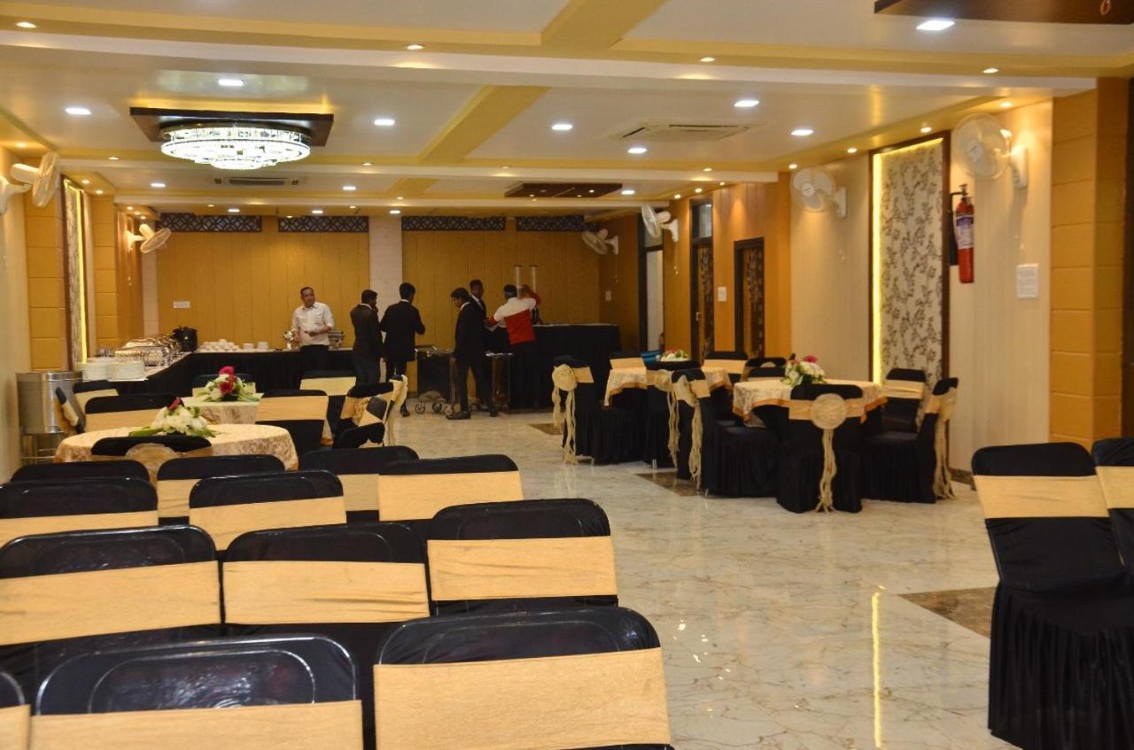 Hotel Nirmal Palace Kanpur Exteriör bild