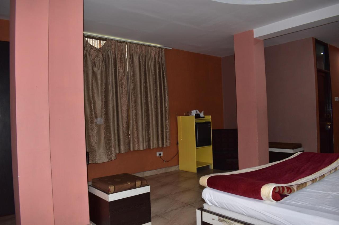 Hotel Nirmal Palace Kanpur Exteriör bild